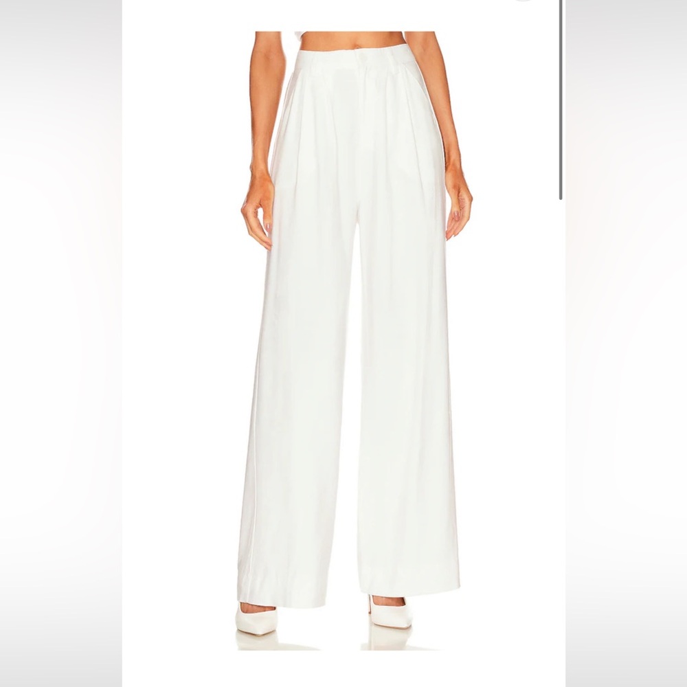 Fabi Wide Leg Pant in White
Nonchalant 🏷️